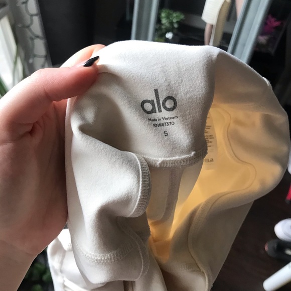 ALO YOGA Moto leggings in cream - Picture 5 of 9